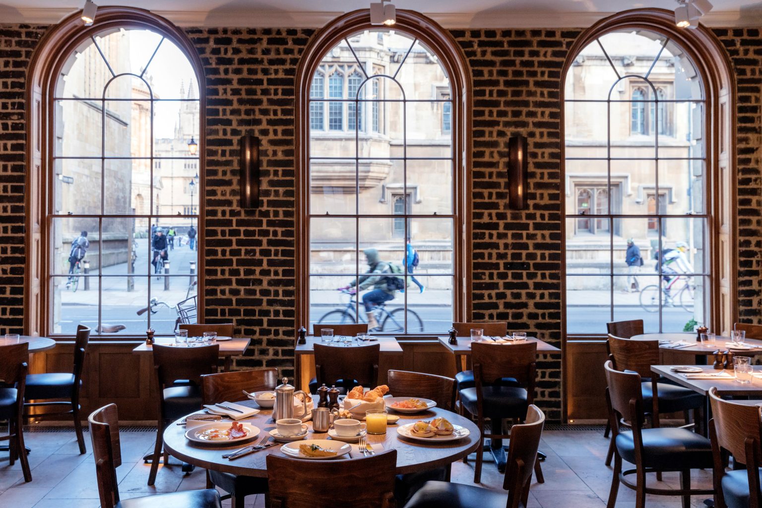 0040 - 2016 - Quod Restaurant & Bar - Oxford - High Res - Dining Windows High Street - Web Hero