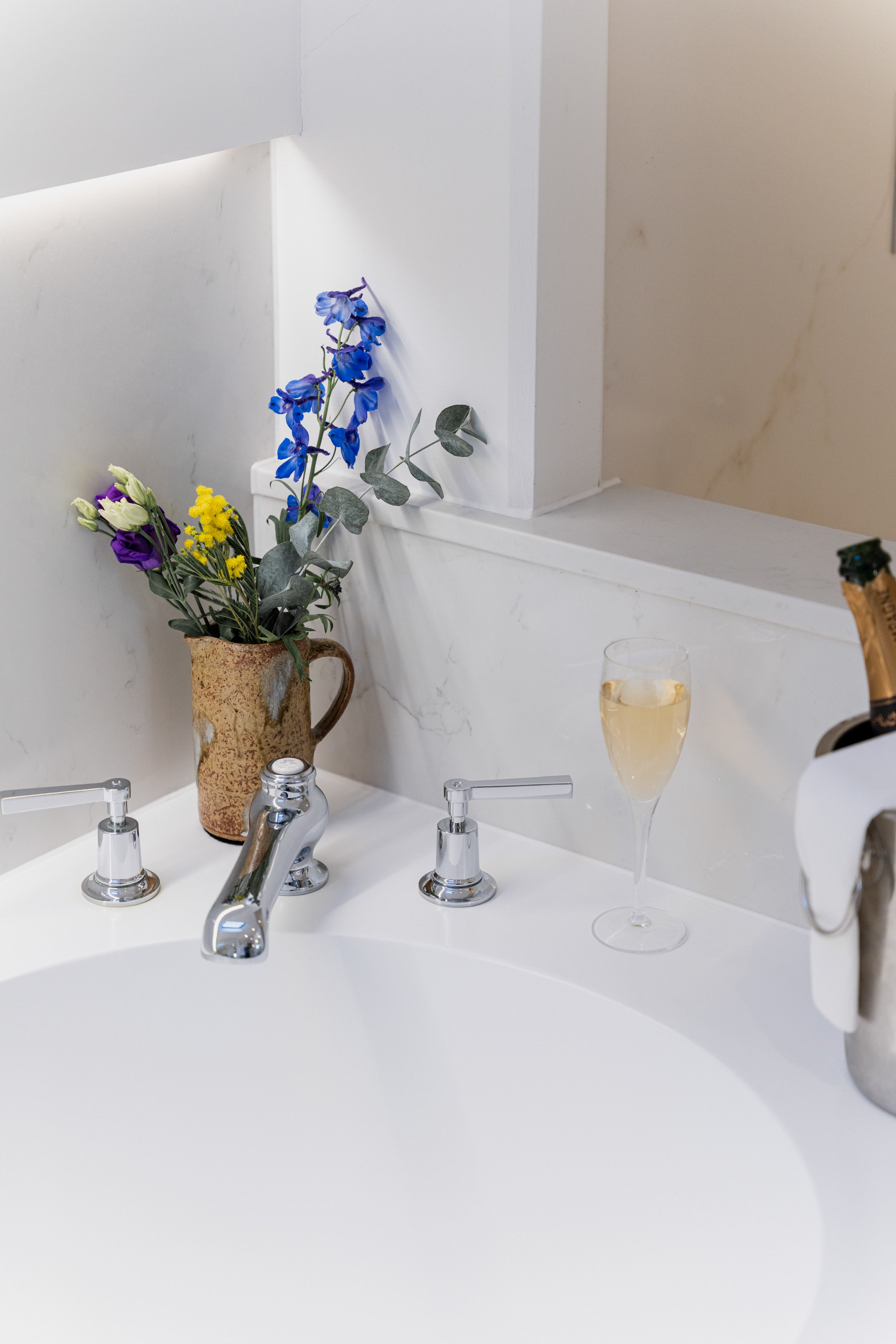 A7R01039 - 2023 - Old Bank Hotel - Oxford - High Res - Room 44 Bathroom Flowers Champagne - Web Hero