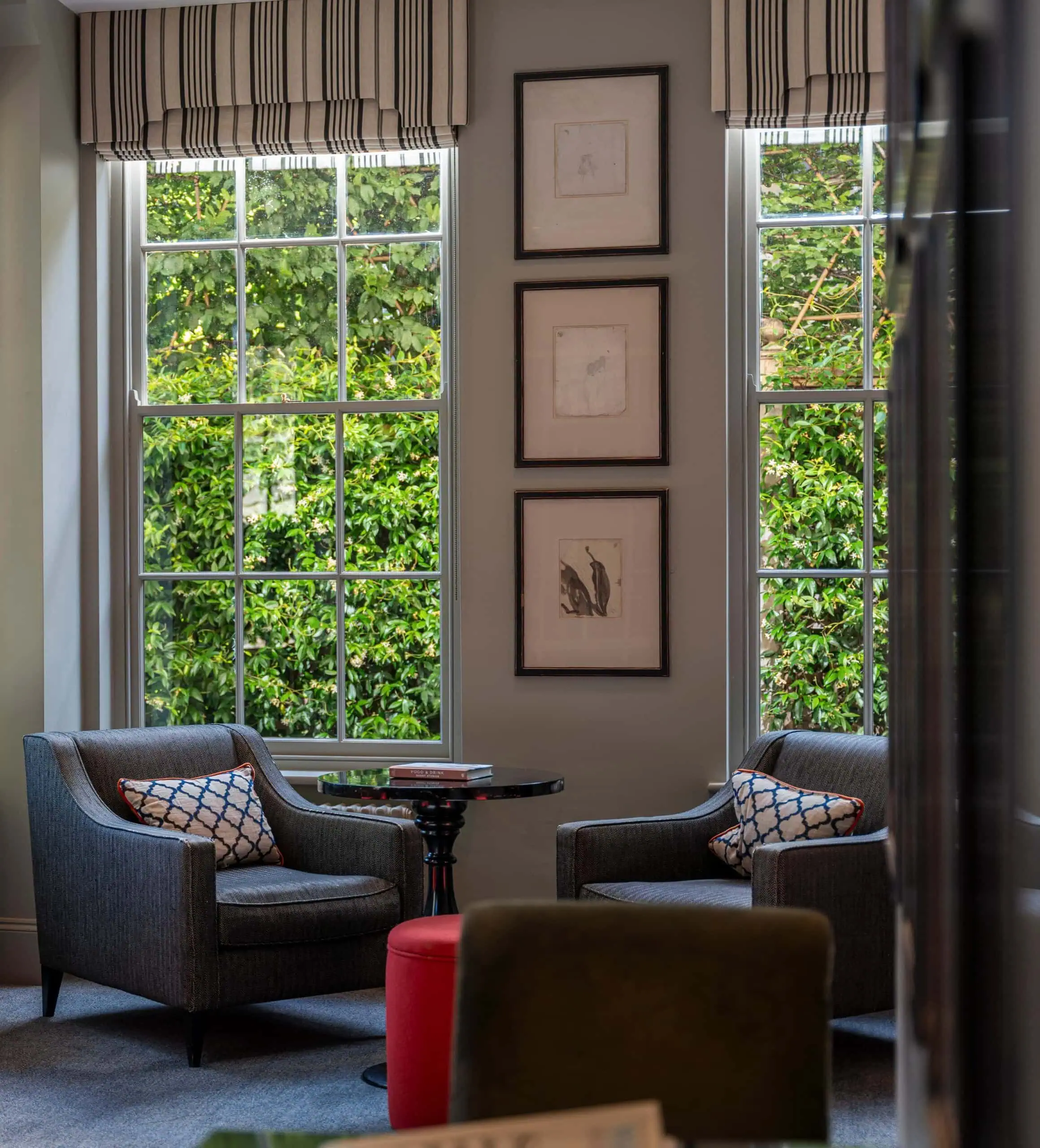 A7R06079-2023-Old-Bank-Hotel-Oxford-High-Res-Library-Book-Modern-Portraits-Green-Window-Web-Hero-aspect-ratio-2319-2560